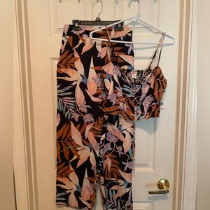 BillaBong 2 piece floral set.